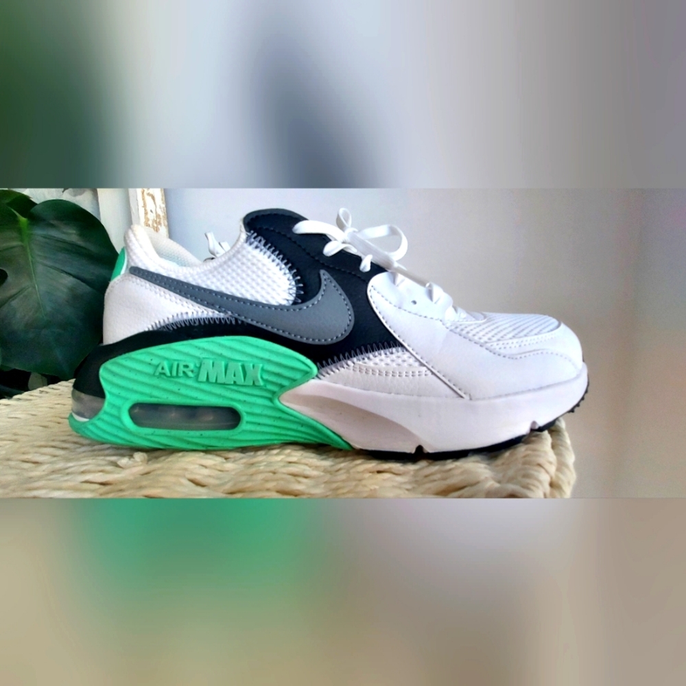 Like New! Nike Air Max Excee White/Green/Black- Sz 9.5